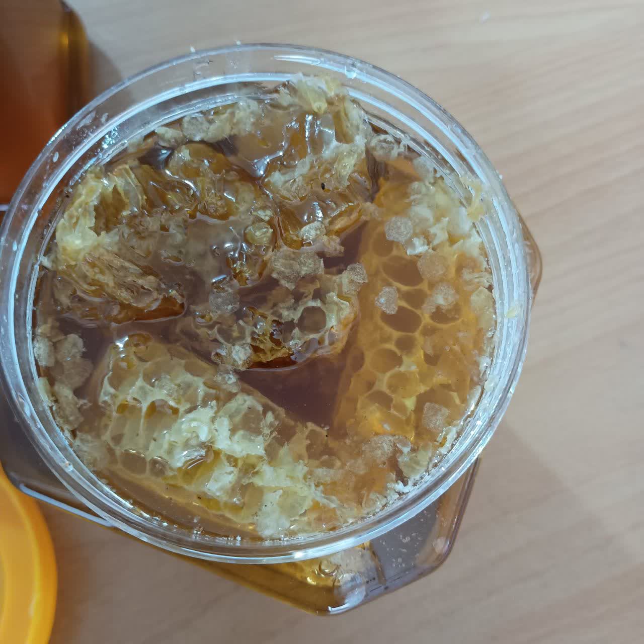 عسل طبیعی با موم