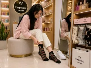 مشتری در حال پرو جوراب توری خرسی در فروشگاه پوزپرنس